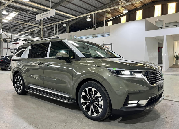 Lô Kia Carnival sản xuất 2024 vừa về đại lý đã giảm giá: Bản full còn 1,759 tỷ, tăng sức cạnh tranh trước Viloran